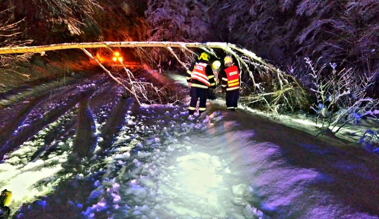 Hasiči na západě Čech mají desítky zásahů kvůli počasí