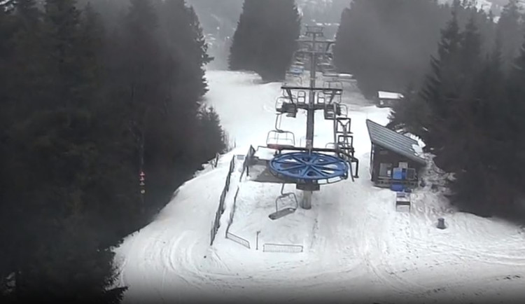 Provoz lanovky na šumavský Špičák zastavily popadané stromy a vichřice. Pojede nejdříve ve středu