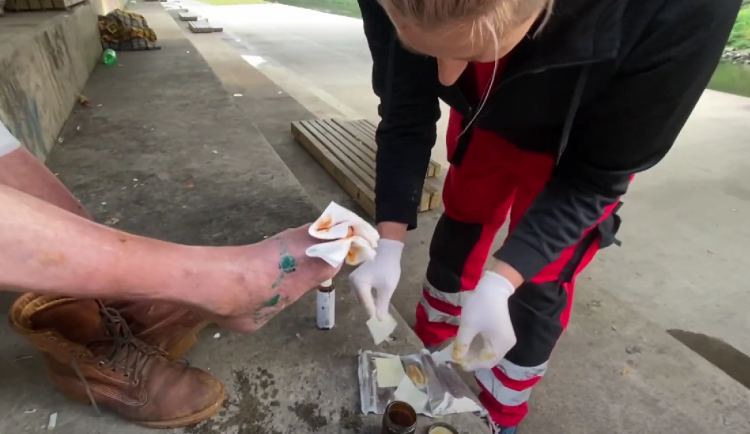 Bezdomovec se styděl jít k doktoru a téměř mu uhnila noha, pomohli mu lékaři z projektu Steet medicine