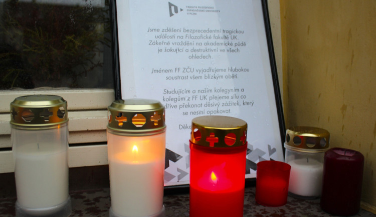 U děkanátu Fakulta filozofická ZČU v Sedláčkově 38 v centru Plzně vzniklo pietní místo.