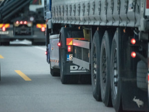 Obcím i kraji vadí nárůst kamionové dopravy, chtějí prosadit mýtné na dalších silnicích první i druhé třídy