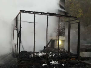 Ohořelé lidské tělo našli hasiči ve spáleništi po požáru dřevěné chaty