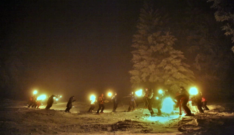 Se slavnou silvestrovskou jízdou s pochodněmi na nejprudší české sjezdovce to po letech vypadá nadějně