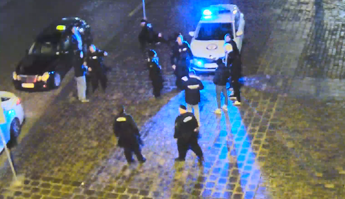 Strkanice na náměstí přerostla v krvavou bitku, násilník skončit rychle v poutech