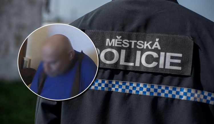 Nemocný muž měl zaschlou krev na rukou i nohou a zoufale volal o pomoc, uslyšela ho sousedka