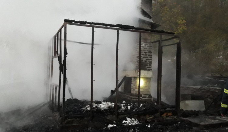 Ohořelé lidské tělo našli hasiči ve spáleništi po požáru dřevěné chaty