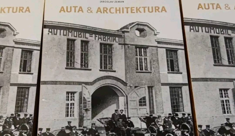 Vydejte se na stránkách knihy do historie. Za auty a architekturou