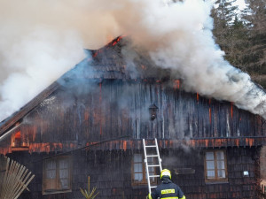 Hasiči bojovali s požárem roubenky v šumavském Srní, hořelo v těsném sousedství Klostermannovy chalupy