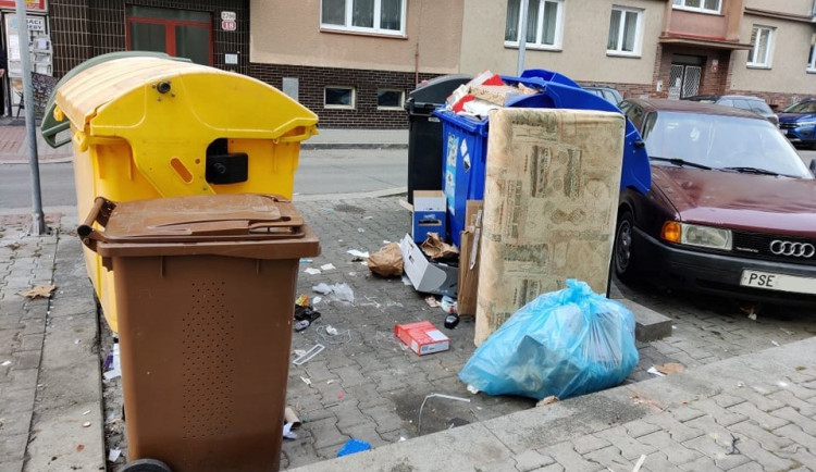 Ze stěhováků se vyklubali zakladatelé černé skládky, jeden byl navíc v celostátním pátrání