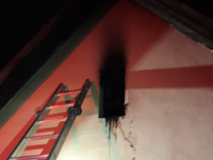 Hasiči v Plzeňském kraji bojovali s požárem u Nového divadla i likvidovali hořící popelnice zapálené zábavní pyrotechnikou