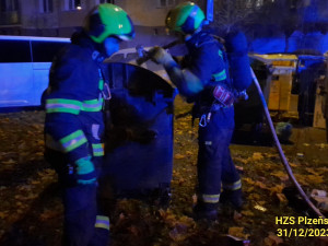 Hasiči v Plzeňském kraji bojovali s požárem u Nového divadla i likvidovali hořící popelnice zapálené zábavní pyrotechnikou