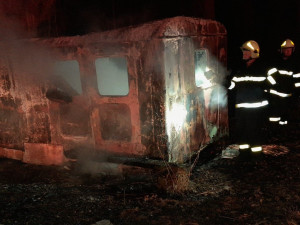 Hasiči v Plzeňském kraji bojovali s požárem u Nového divadla i likvidovali hořící popelnice zapálené zábavní pyrotechnikou