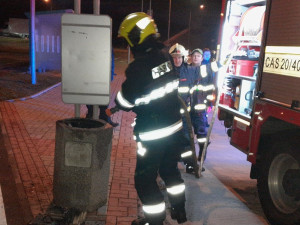 Hasiči v Plzeňském kraji bojovali s požárem u Nového divadla i likvidovali hořící popelnice zapálené zábavní pyrotechnikou