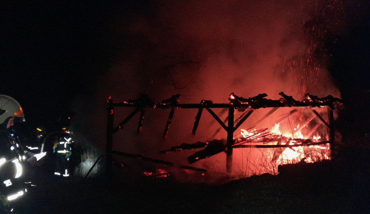 Hasiči v Plzeňském kraji bojovali s požárem u Nového divadla i likvidovali hořící popelnice zapálené zábavní pyrotechnikou