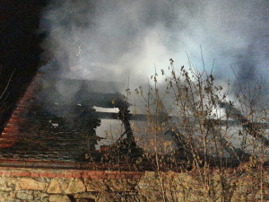 Pět lidí muselo během noci opustit svůj domov kvůli požáru staré stodoly