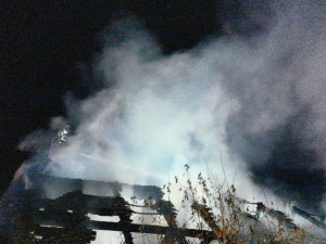 Pět lidí muselo během noci opustit svůj domov kvůli požáru staré stodoly