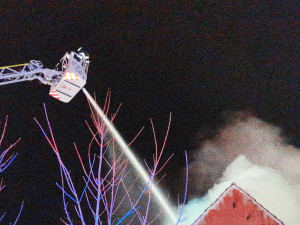 Pět lidí muselo během noci opustit svůj domov kvůli požáru staré stodoly