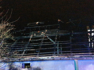 Pět lidí muselo během noci opustit svůj domov kvůli požáru staré stodoly