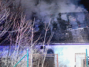 Pět lidí muselo během noci opustit svůj domov kvůli požáru staré stodoly