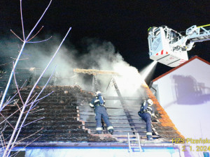 Pět lidí muselo během noci opustit svůj domov kvůli požáru staré stodoly