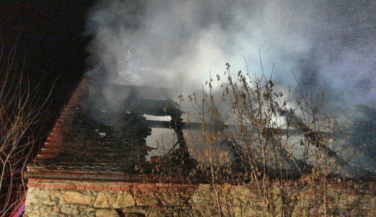 Pět lidí muselo během noci opustit svůj domov kvůli požáru staré stodoly