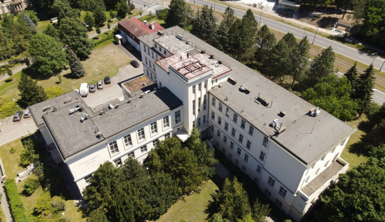 Lékařská fakulta si většinu nevyužitých historicky cenných budov nakonec ponechala. Pronajímá je jiným školám