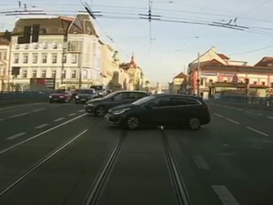 VIDEO: Zmatkující řidiči i chodci zbytečně zdržují hasičské či policejní vozy spěchající k zásahu