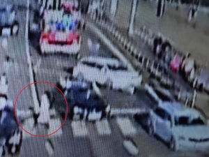 VIDEO: Zdržení v řádech drahocenných desítek vteřin nabírají hasiči kvůli zmatkujícím řidičům i chodcům