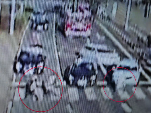 VIDEO: Zdržení v řádech drahocenných desítek vteřin nabírají hasiči kvůli zmatkujícím řidičům i chodcům