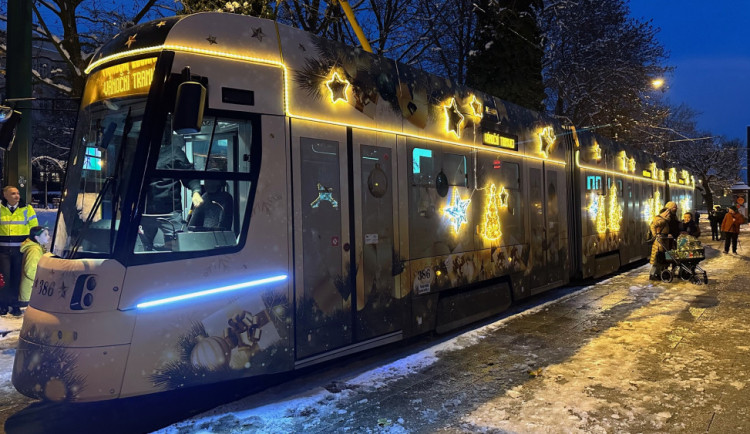 Plzeňské vánoční tramvaje berou v populární anketě stříbro, hlasy jim nesebrala ani nešťastná bouračka