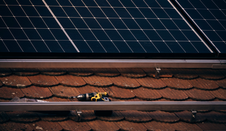 Jablonecká energetická hledá dodavatele na fotovoltaiku pro desítky objektů ve městě