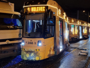 Vánoční tramvaj vykolejila po střetu s náklaďákem, foto: HZS PK.