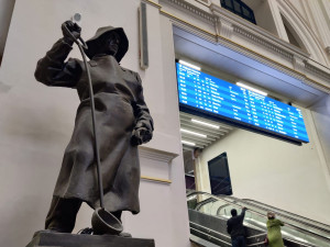 Cestujícím v Plzni se po tříleté rekonstrukci naplno otevře secesní budova hlavního vlakového nádraží