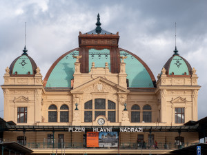 Cestujícím v Plzni se po tříleté rekonstrukci naplno otevře secesní budova hlavního vlakového nádraží