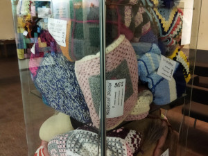 Dobrovolníci na Plzeňsku za 15 měsíců upletli a uháčkovali na podporu hospice 606 pestrobarevných dek
