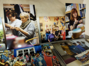 Dobrovolníci na Plzeňsku za 15 měsíců upletli a uháčkovali na podporu hospice 606 pestrobarevných dek