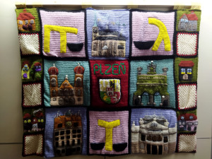 Dobrovolníci na Plzeňsku za 15 měsíců upletli a uháčkovali na podporu hospice 606 pestrobarevných dek