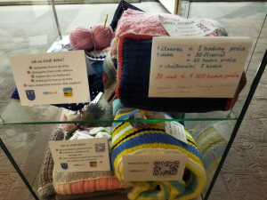 Dobrovolníci na Plzeňsku za 15 měsíců upletli a uháčkovali na podporu hospice 606 pestrobarevných dek