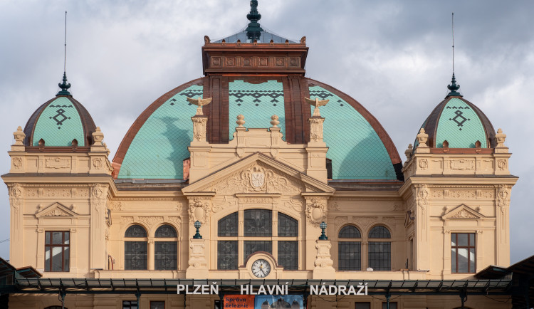 Cestujícím v Plzni se po tříleté rekonstrukci naplno otevře secesní budova hlavního vlakového nádraží