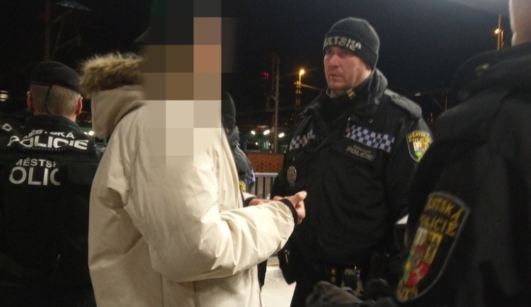 Vstupní brána do města se stala konečnou stanicí pro dva mladíky na útěku před zákonem