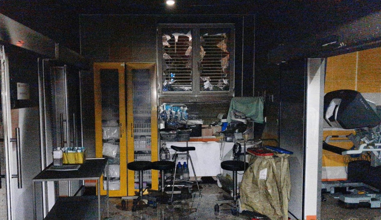K požáru v pavilonu chirurgie vyjížděli v podvečer hasiči do fakultní nemocnice. Evakuovat museli 45 osob