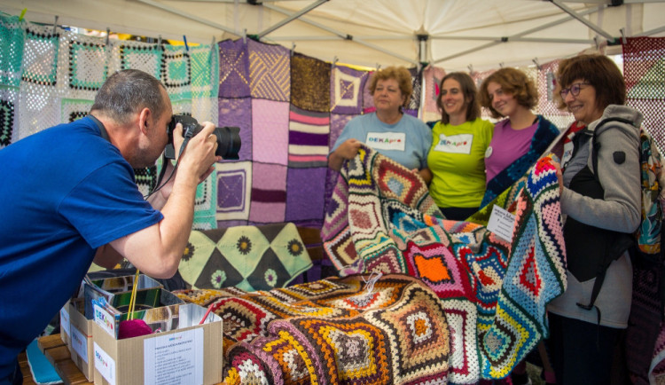 Dobrovolníci na Plzeňsku za 15 měsíců upletli a uháčkovali na podporu hospice 606 pestrobarevných dek