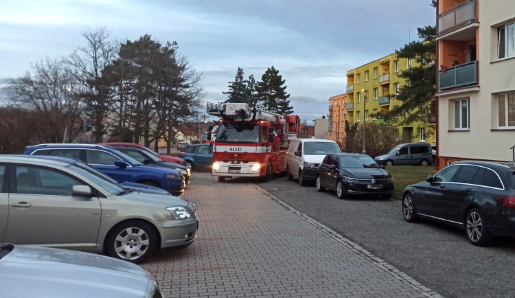 Řidiči parkují na místech určených výhradně pro hasiče, ti se pak k domu s výškovou technikou vůbec nedostali