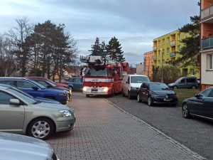 Řidiči parkují na místech určených výhradně pro hasiče, ti se pak k domu s výškovou technikou vůbec nedostali