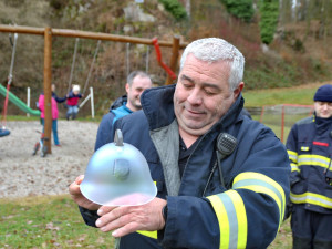 Na památku dostal Václav Pech od svých kolegů skleněnou hasičskou přilbu.