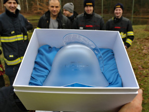 Na památku dostal Václav Pech od svých kolegů skleněnou hasičskou přilbu.