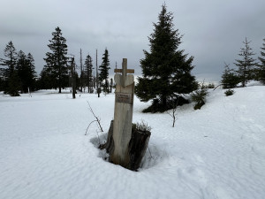 Toto prkno na vrcholku hory Svaroh připomíná krále zmizeé Šumavy Emila Kintzla