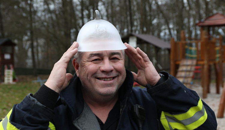 Na památku dostal Václav Pech od svých kolegů skleněnou hasičskou přilbu.