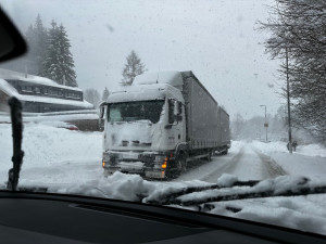 Motoristy v Plzeňském kraji potrápí náledí, vítr a sněžení. Napadnout má 15 centimetrů sněhu