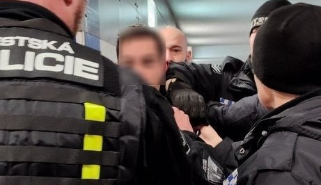 Agresor sprostě nadával lidem na nádraží. Když chtěl dát hlavičku strážníkovi městské policie, tvrdě narazil